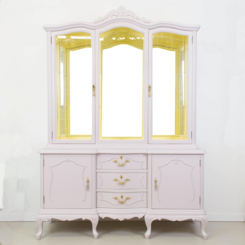 Cómo transformar una vitrina antigua en rosa y amarillo