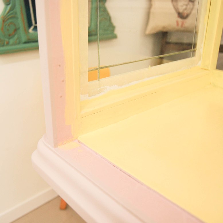 Cómo transformar una vitrina antigua en rosa y amarillo