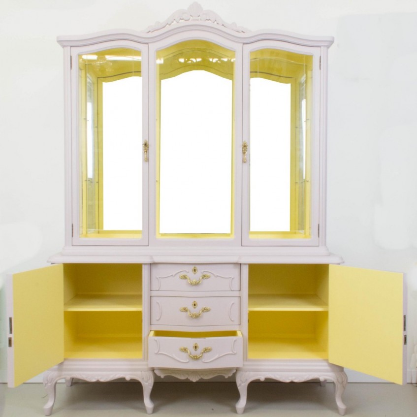 Cómo transformar una vitrina antigua en rosa y amarillo