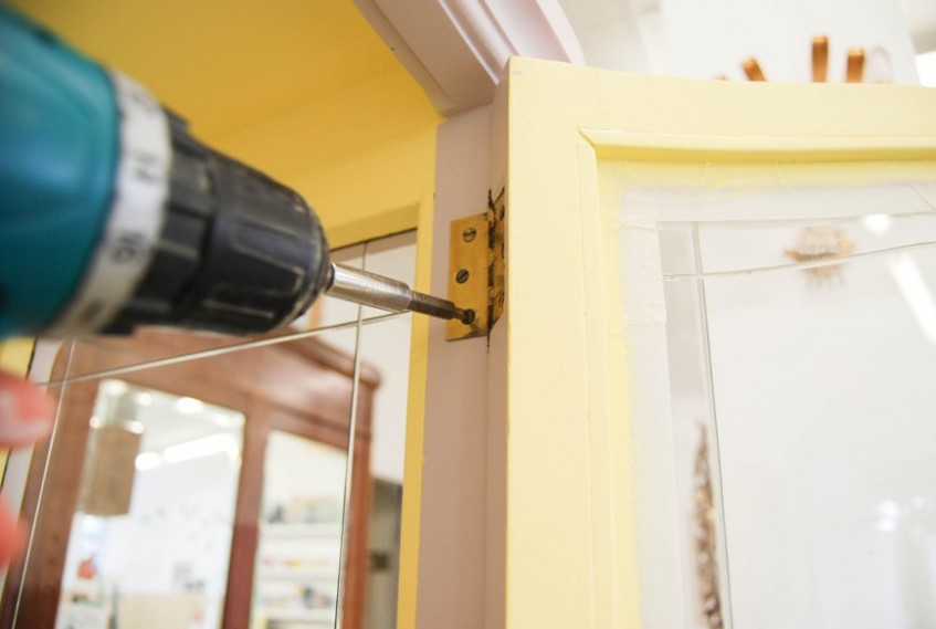 Cómo transformar una vitrina antigua en rosa y amarillo