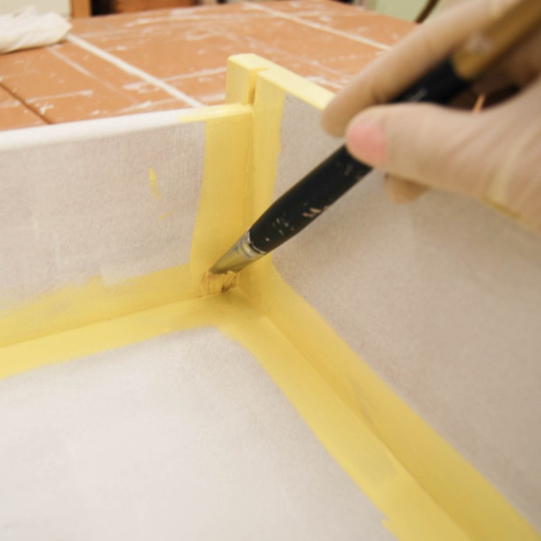 Cómo transformar una vitrina antigua en rosa y amarillo