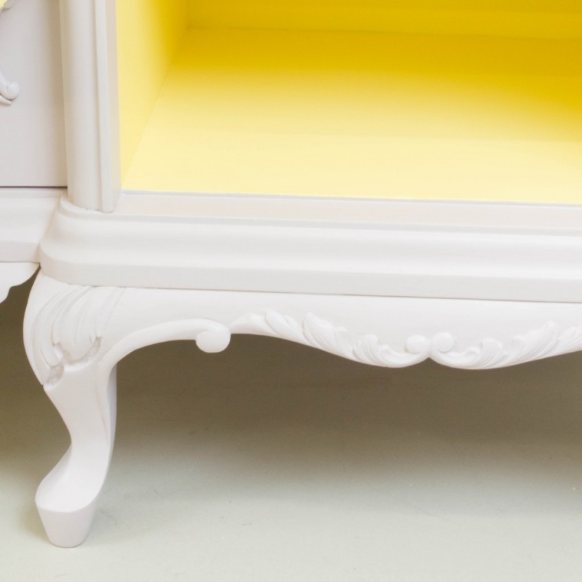Cómo transformar una vitrina antigua en rosa y amarillo