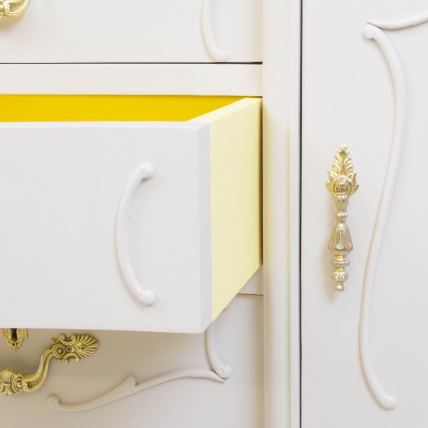 Cómo transformar una vitrina antigua en rosa y amarillo