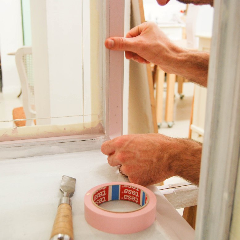 Cómo transformar una vitrina antigua en rosa y amarillo