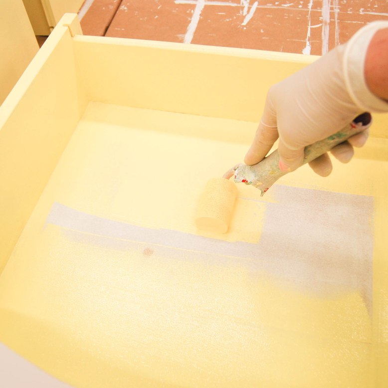 Cómo transformar una vitrina antigua en rosa y amarillo