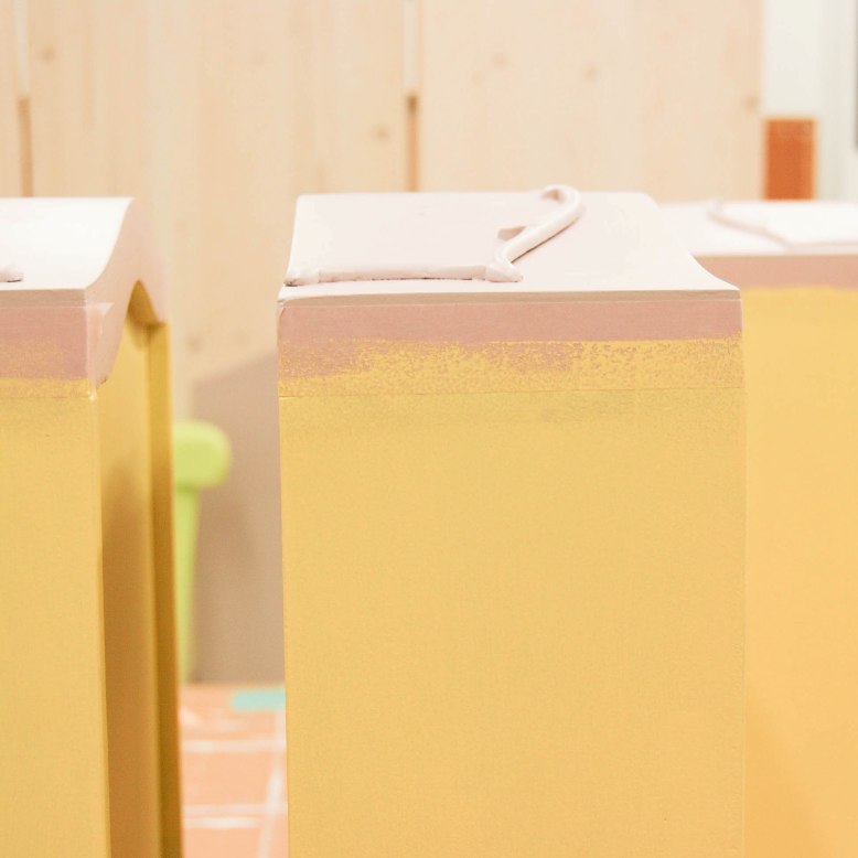 Cómo transformar una vitrina antigua en rosa y amarillo