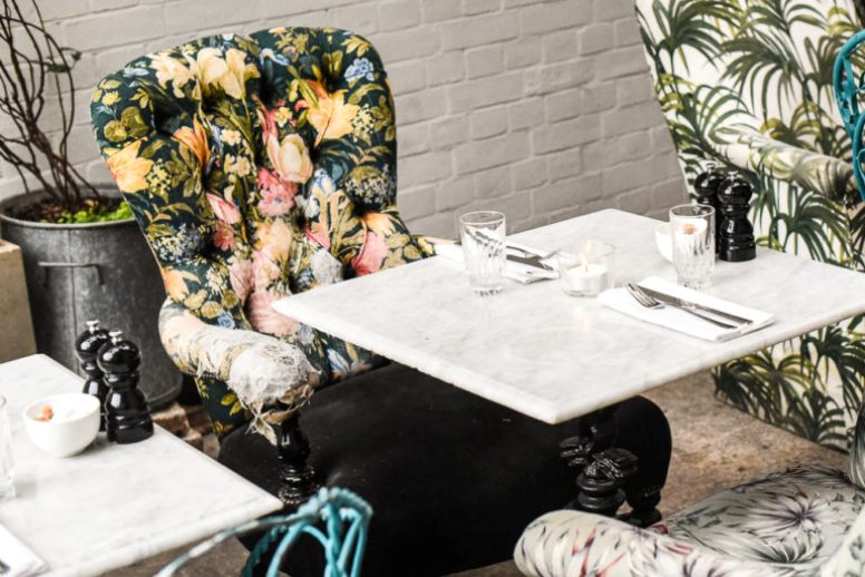 Un brunch en un invernadero