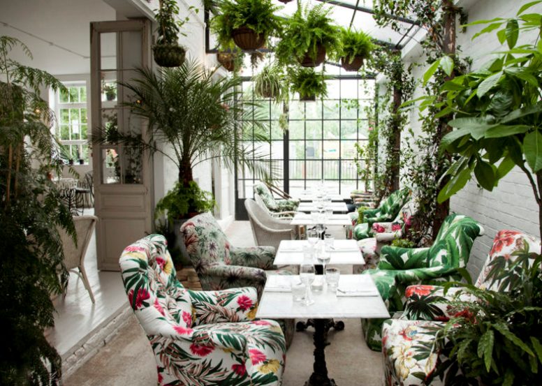 Un brunch en un invernadero