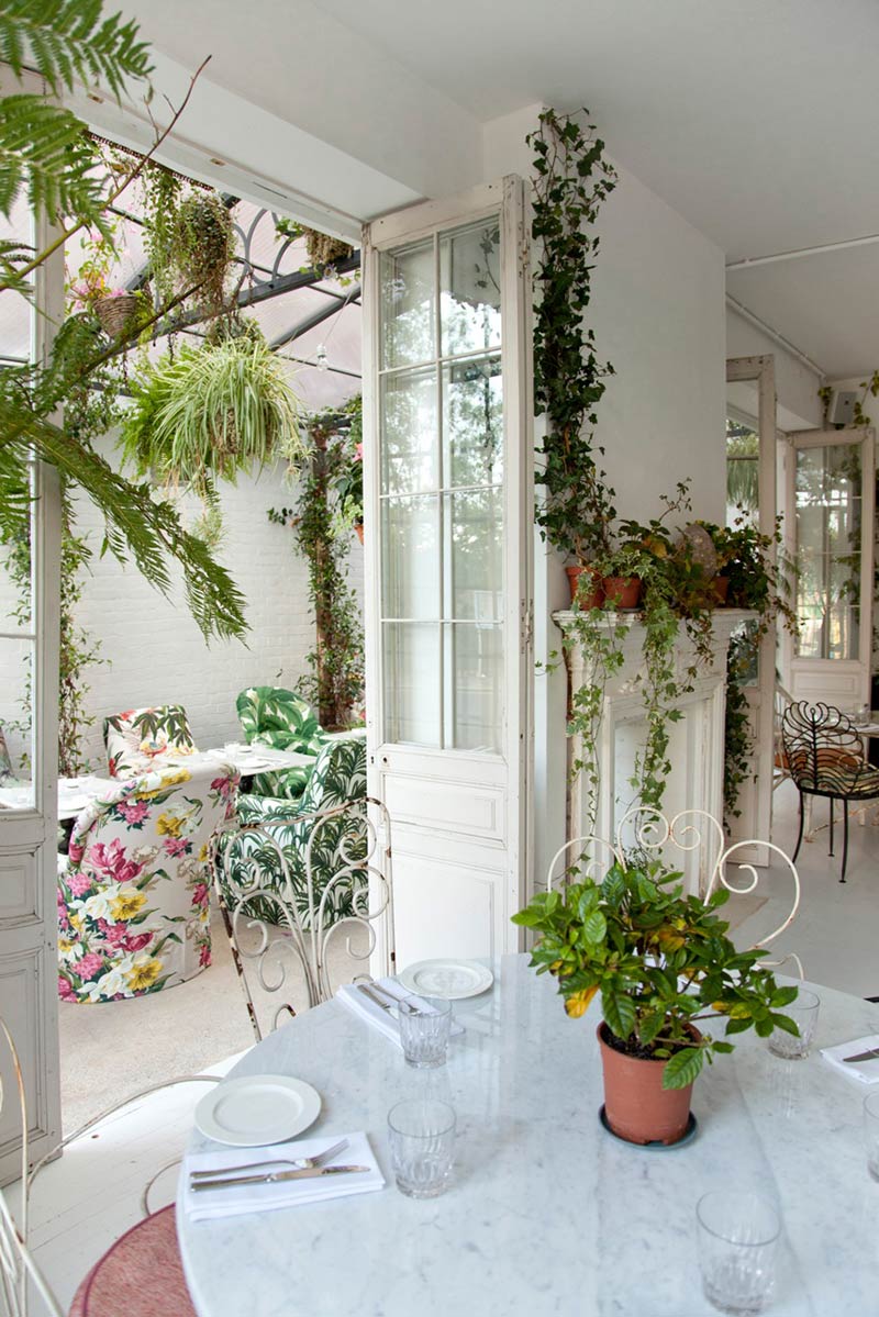 Un brunch en un invernadero