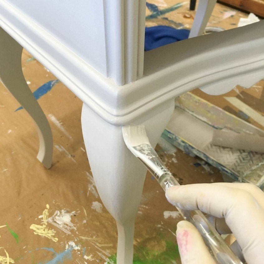 Transformar una mesita de noche con efecto lacado