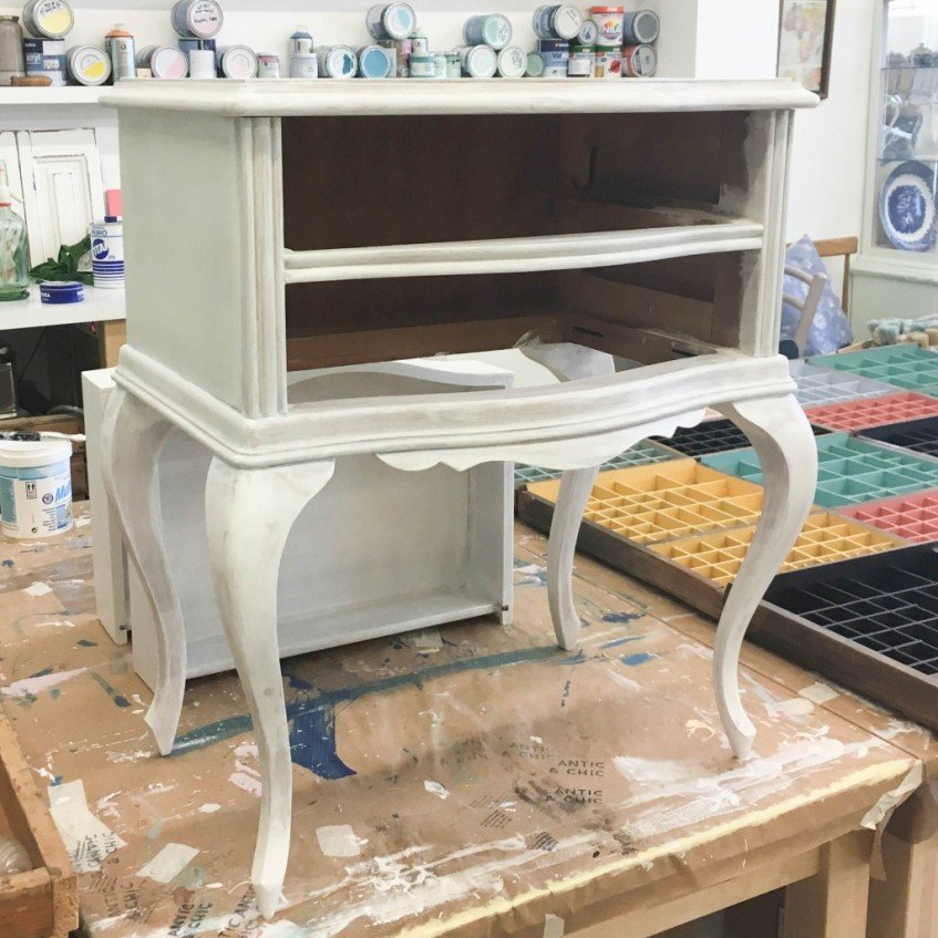 Transformar una mesita de noche con efecto lacado