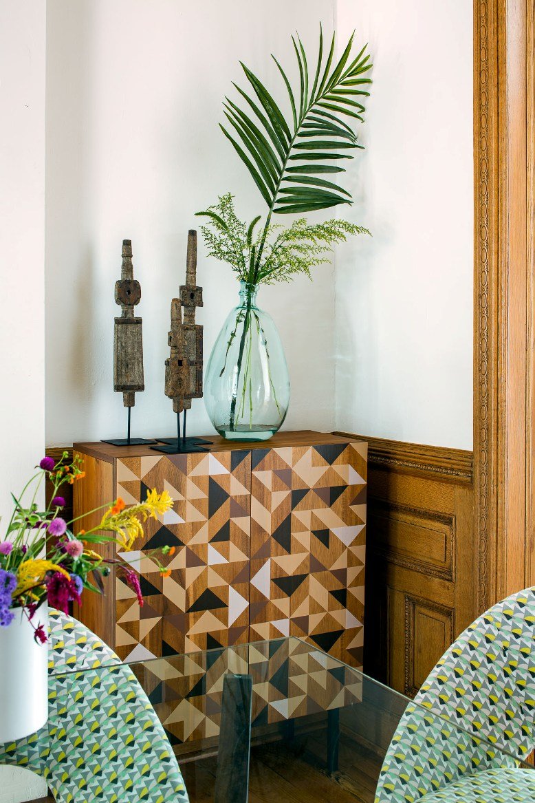 Decorando un sofisticado y colorido piso de alquiler