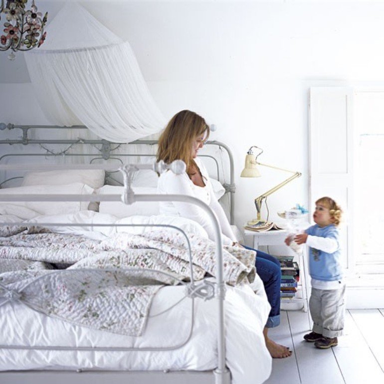 Una casa de campo rústica en blanco desgastado...