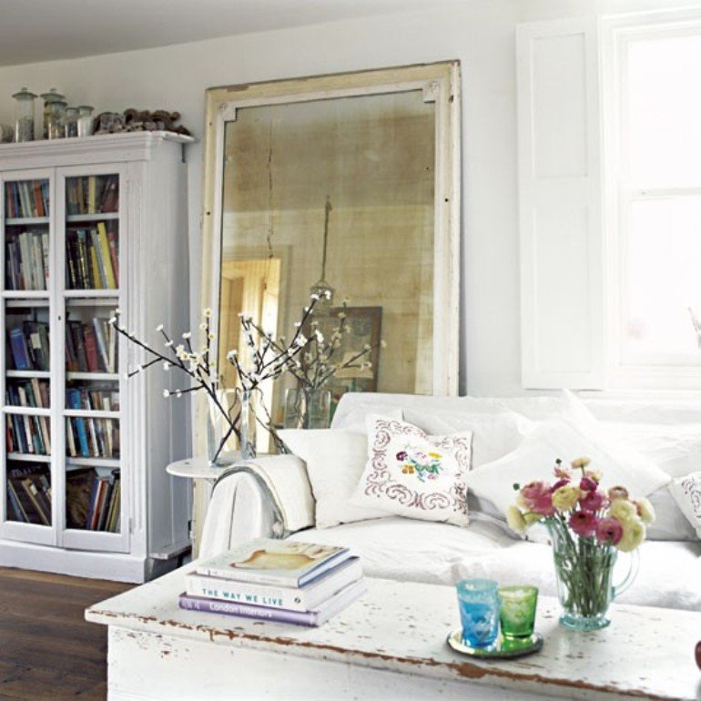 Una casa de campo rústica en blanco desgastado...