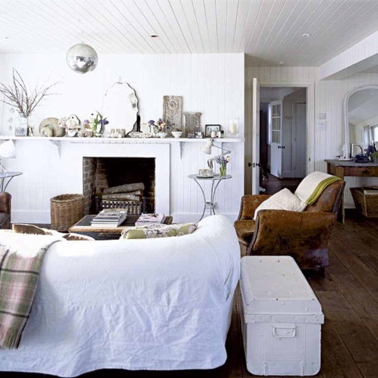 Una casa de campo rústica en blanco desgastado...