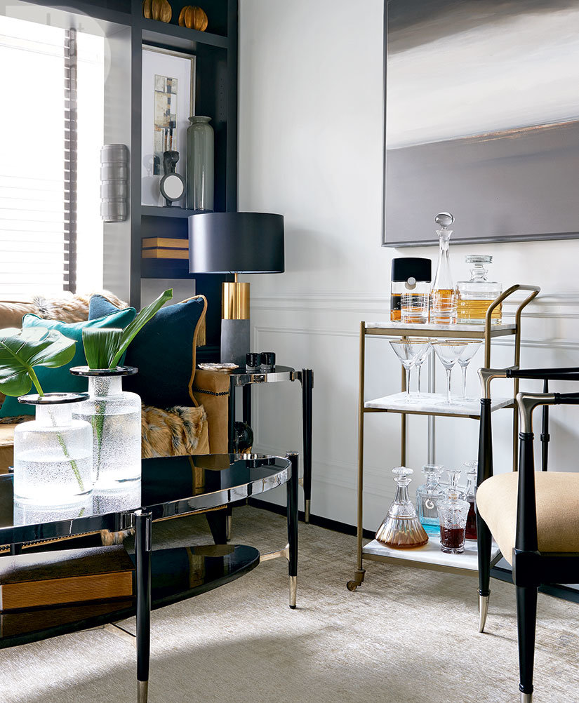 Apartamento en tonos oscuros y toques Glam