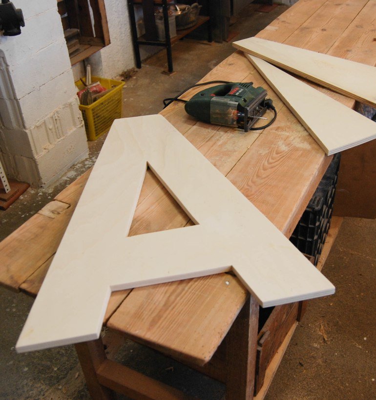 Cómo hacer letras luminosas de madera y hierro
