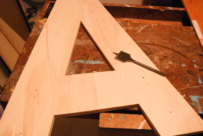 Cómo hacer letras luminosas de madera y hierro