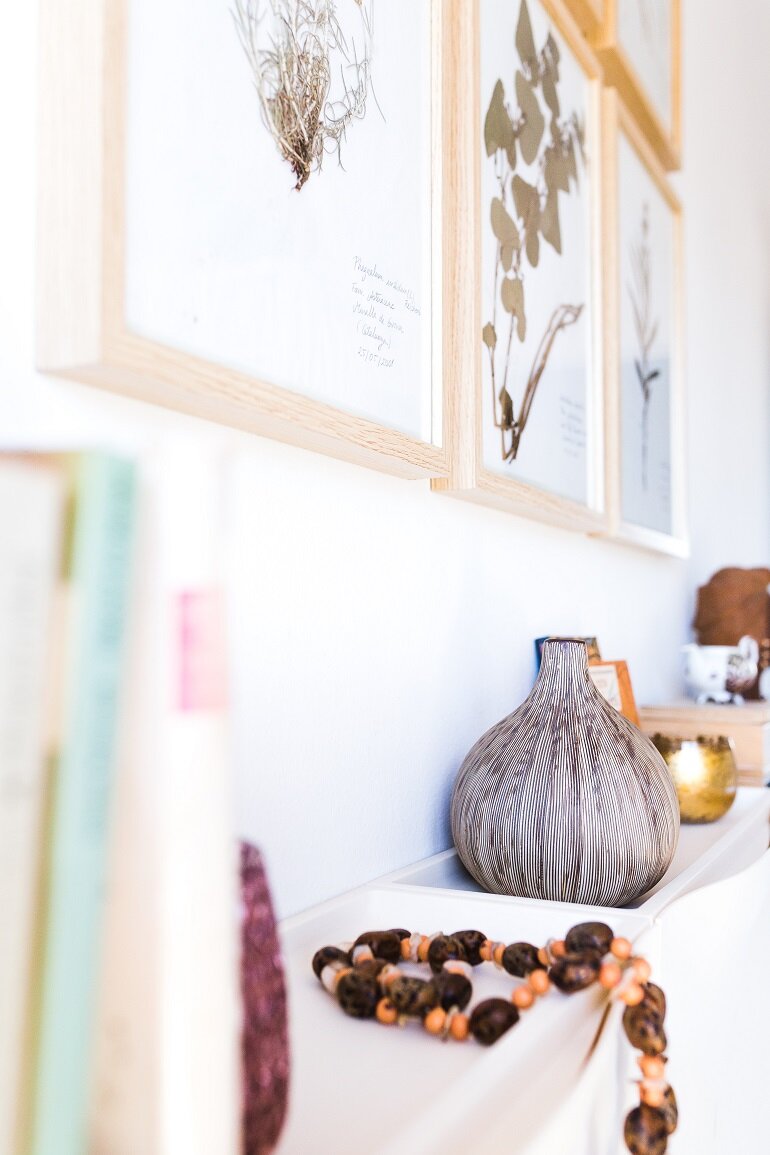 Una Gallery Wall de láminas de herbario