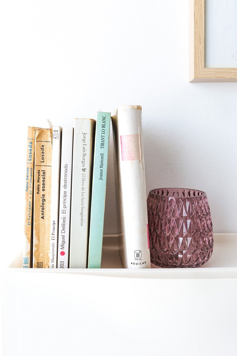 Una Gallery Wall de láminas de herbario