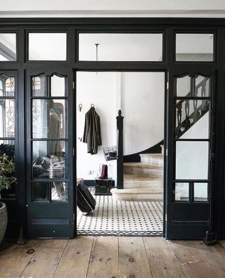 7 motivos por los que desearás una puerta de entrada negra