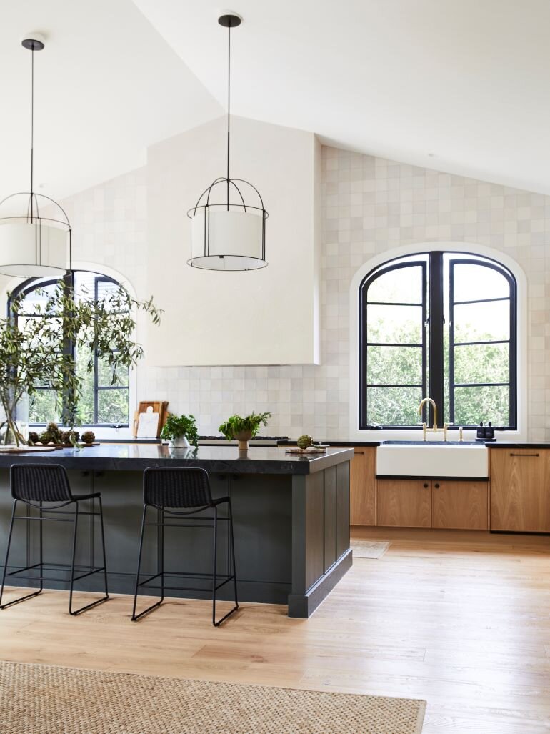 Una preciosa cocina en negro y madera