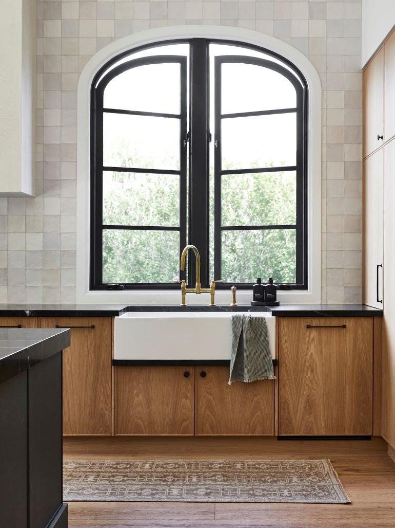 Una preciosa cocina en negro y madera