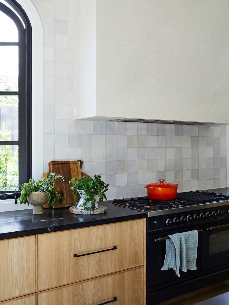 Una preciosa cocina en negro y madera