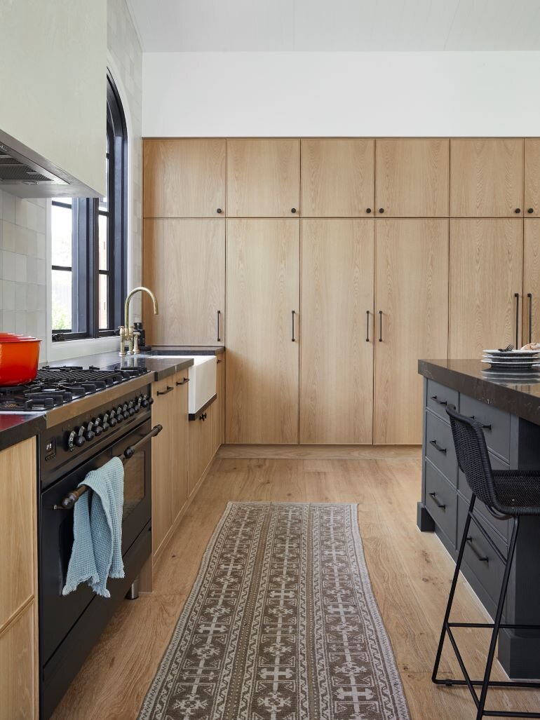 Una preciosa cocina en negro y madera