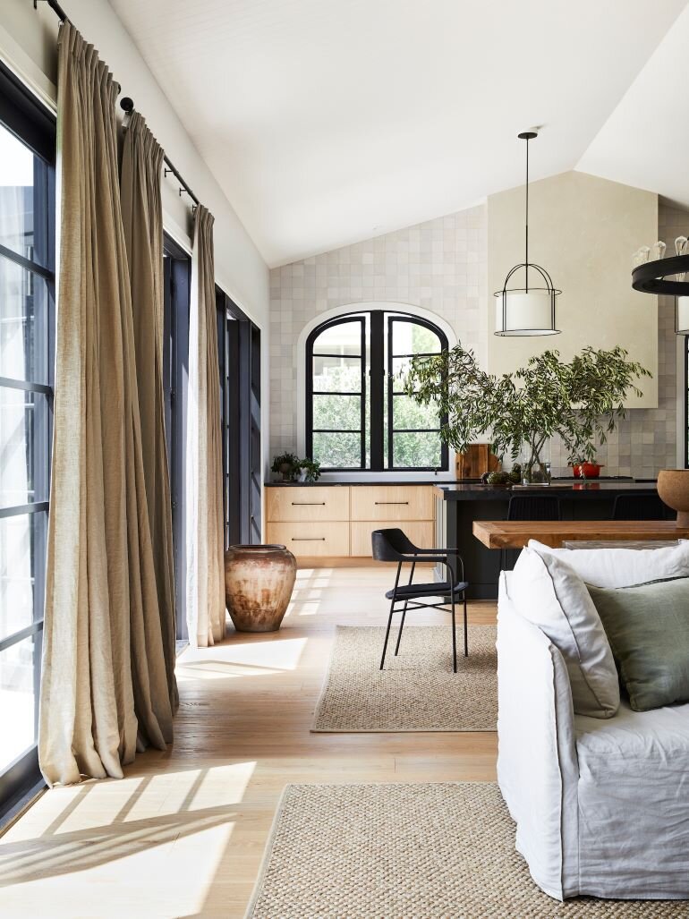 Una preciosa cocina en negro y madera