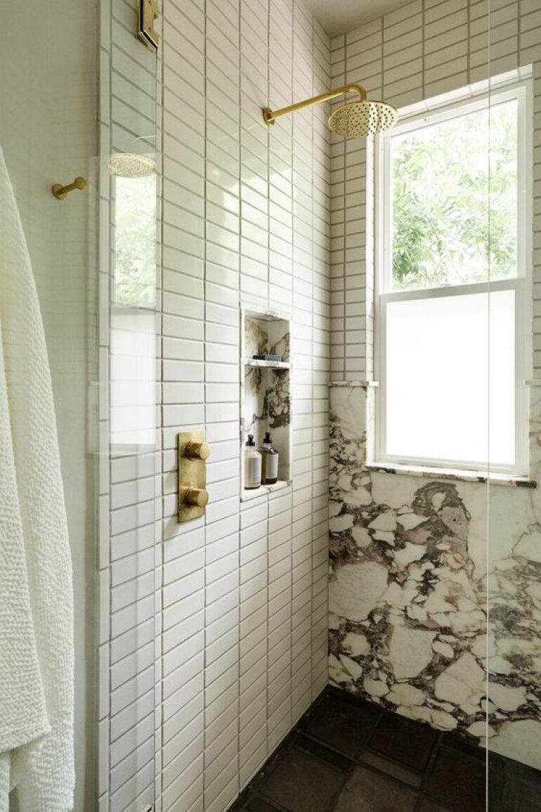 Tendencias baños: combinar piedra y azulejo