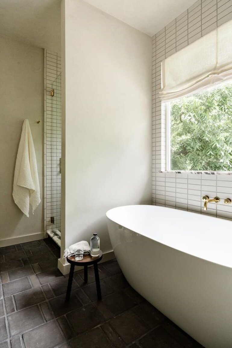 Tendencias baños: combinar piedra y azulejo