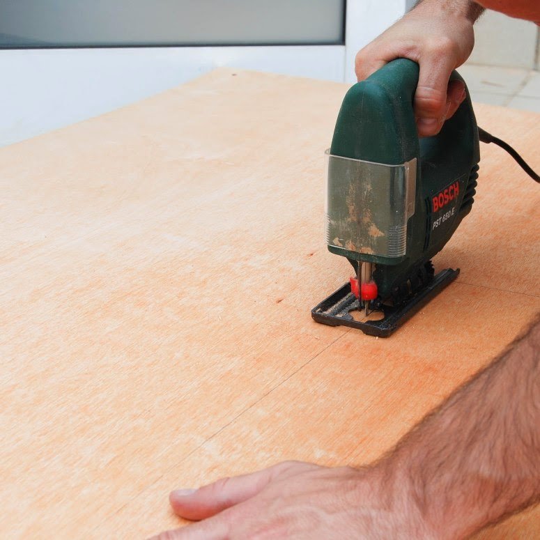 Cómo reparar y pintar con la técnica del decapé una mesita de noche