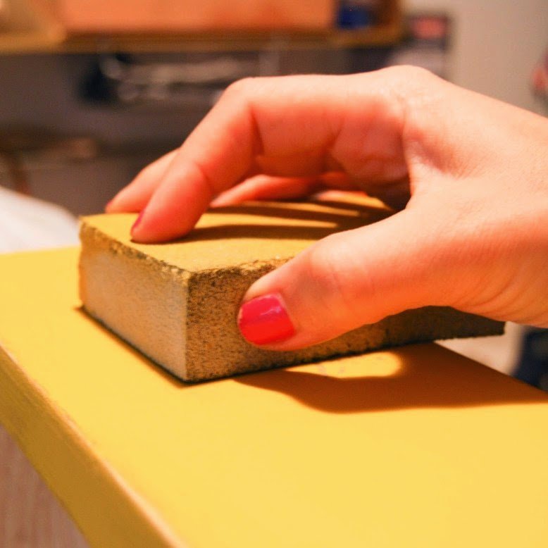 Cómo reparar y pintar con la técnica del decapé una mesita de noche