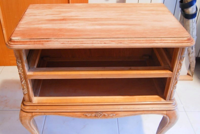 Cómo reparar y pintar con la técnica del decapé una mesita de noche