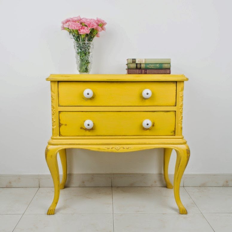 Cómo reparar y pintar con la técnica del decapé una mesita de noche