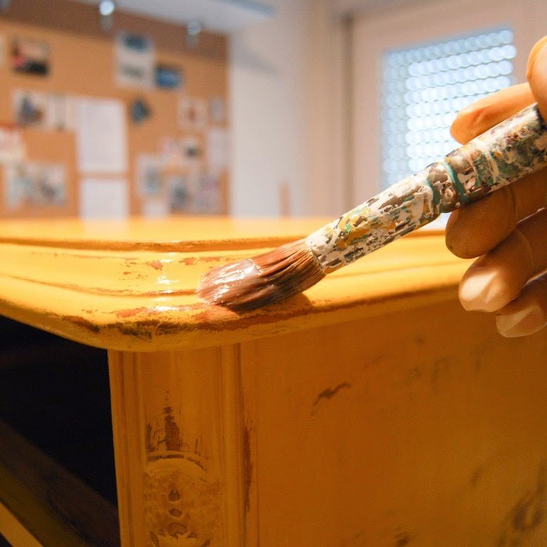 Cómo reparar y pintar con la técnica del decapé una mesita de noche