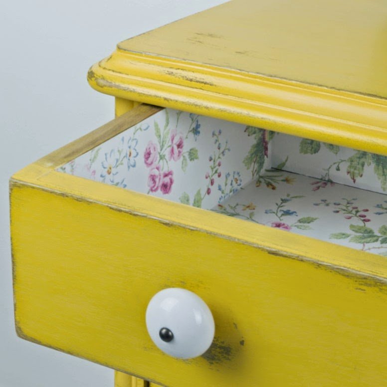 Cómo reparar y pintar con la técnica del decapé una mesita de noche