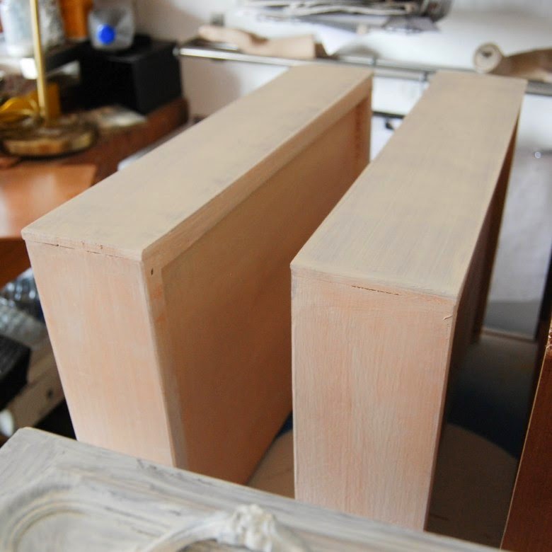 Cómo dar un aire tropical a dos mesitas de noche