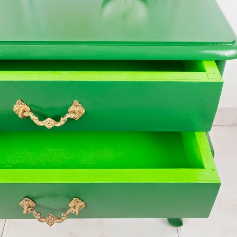 Cómo dar un aire tropical a dos mesitas de noche