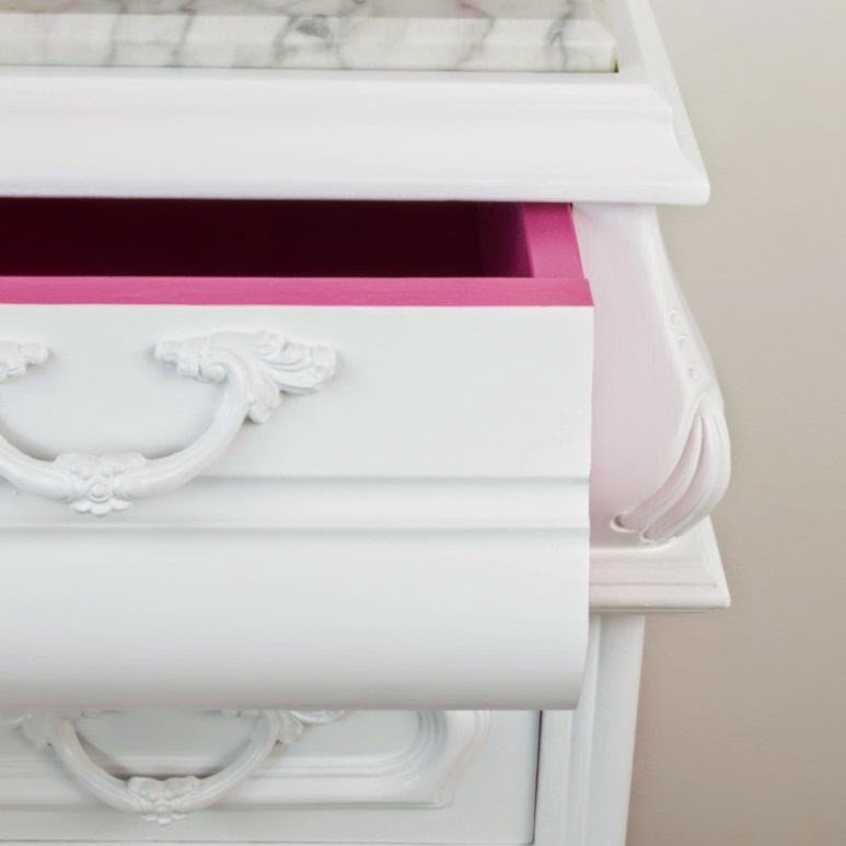 Cómo dar un aire tropical a dos mesitas de noche