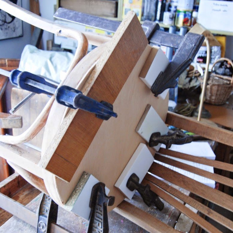 Cómo reparar y cambiar el aspecto de una silla con la técnica del deep-dye