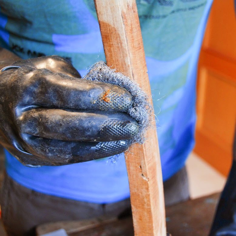 Cómo reparar y cambiar el aspecto de una silla con la técnica del deep-dye