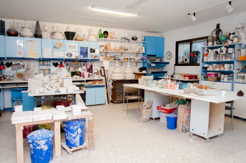 Un taller de cerámica lleno de frescura y cosas bonitas