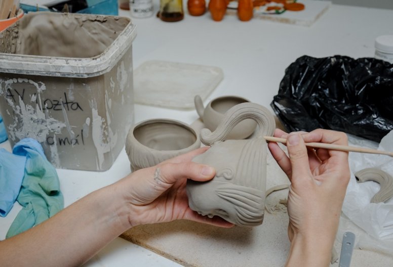 Un taller de cerámica lleno de frescura y cosas bonitas