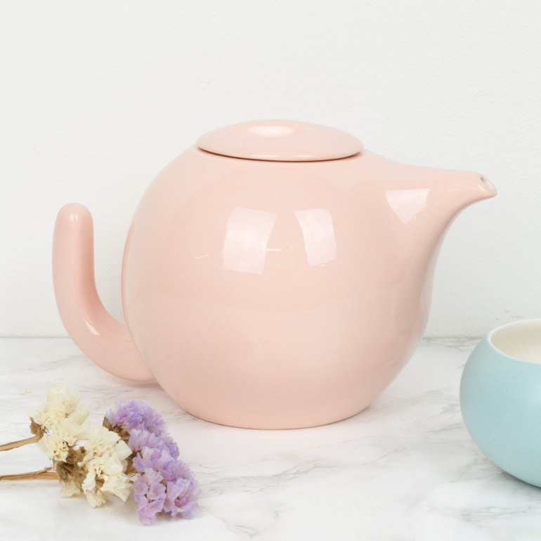 Un taller de cerámica lleno de frescura y cosas bonitas