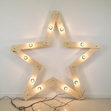 Estrella iluminada en madera natural