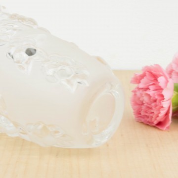 Jarrón de cristal con motivos florales
