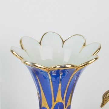 Jarrón de cerámica azul y dorado