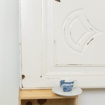 Cabecero blanco a partir de puerta recuperada